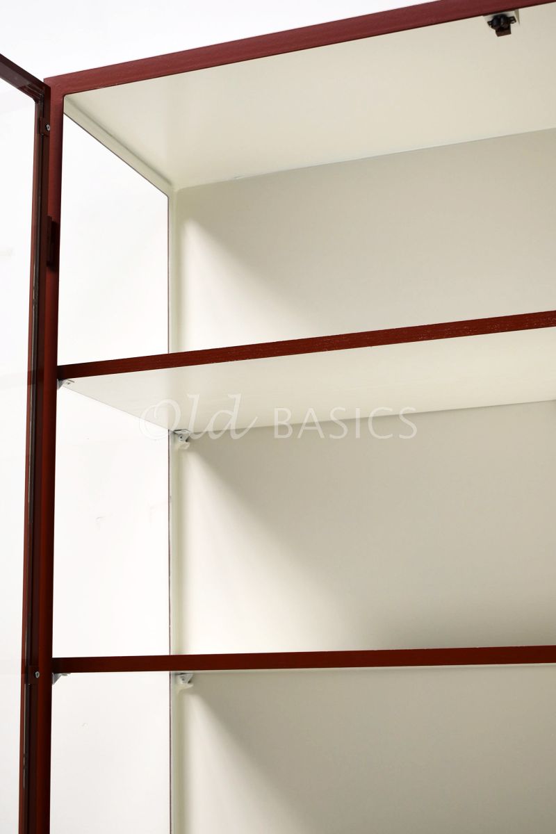 Detail van Apothekerskast Demi, 2 deuren, RAL3009, rood, materiaal staal